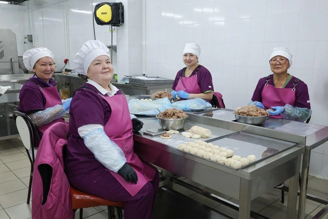 Успех предприятия — в его команде, которая готовит продукты по-домашнему, с любовью | Источник: «Забайкальское Застолье»