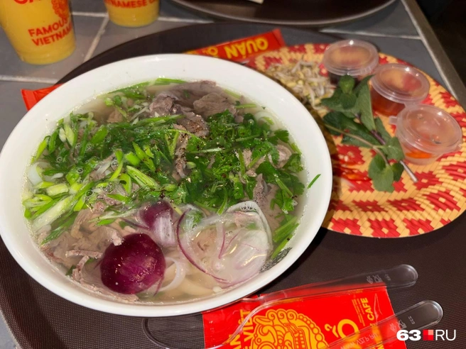 Зелени, лапши, мяса и лука в супе очень много | Источник: Ксения Бирюкова / 63.RU