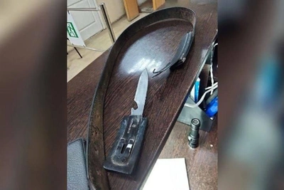 Должник пытался пронести нож в пряжке ремня к приставу