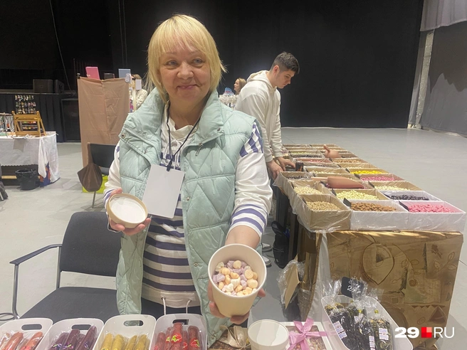 Продавец пастилы и фрипсов Елена из Архангельска угощает продукцией всех желающих. | Источник: Мария Гаврилова