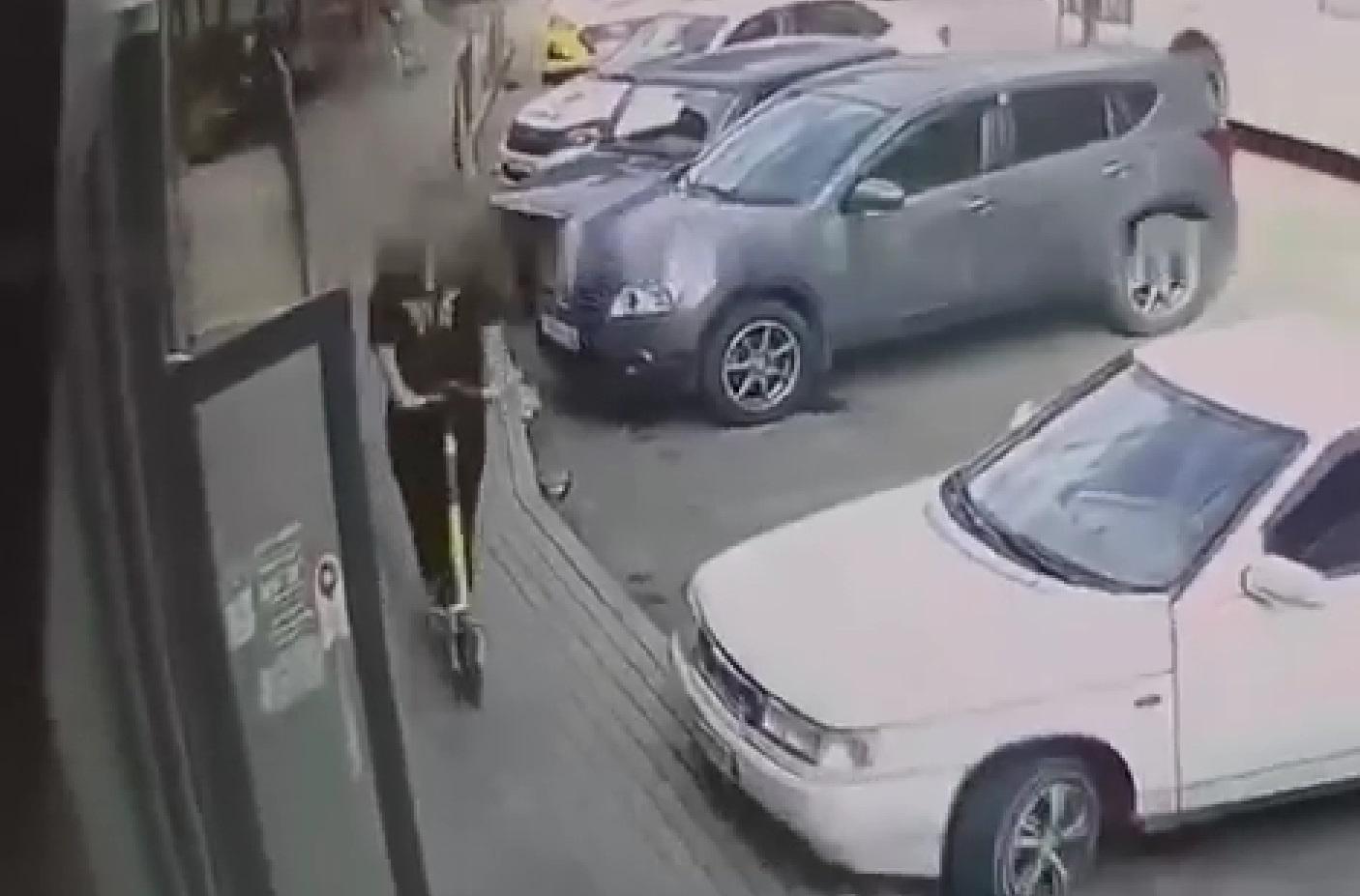 В Сочи самокатчик сбил ребёнка и уехал с места происшествия