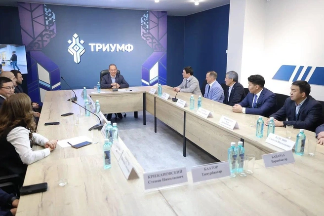 Айсен Николаев с почетными гостями | Источник: Айсен Николаев, Глава Республики Саха (Якутия). Официальный канал. / T.me