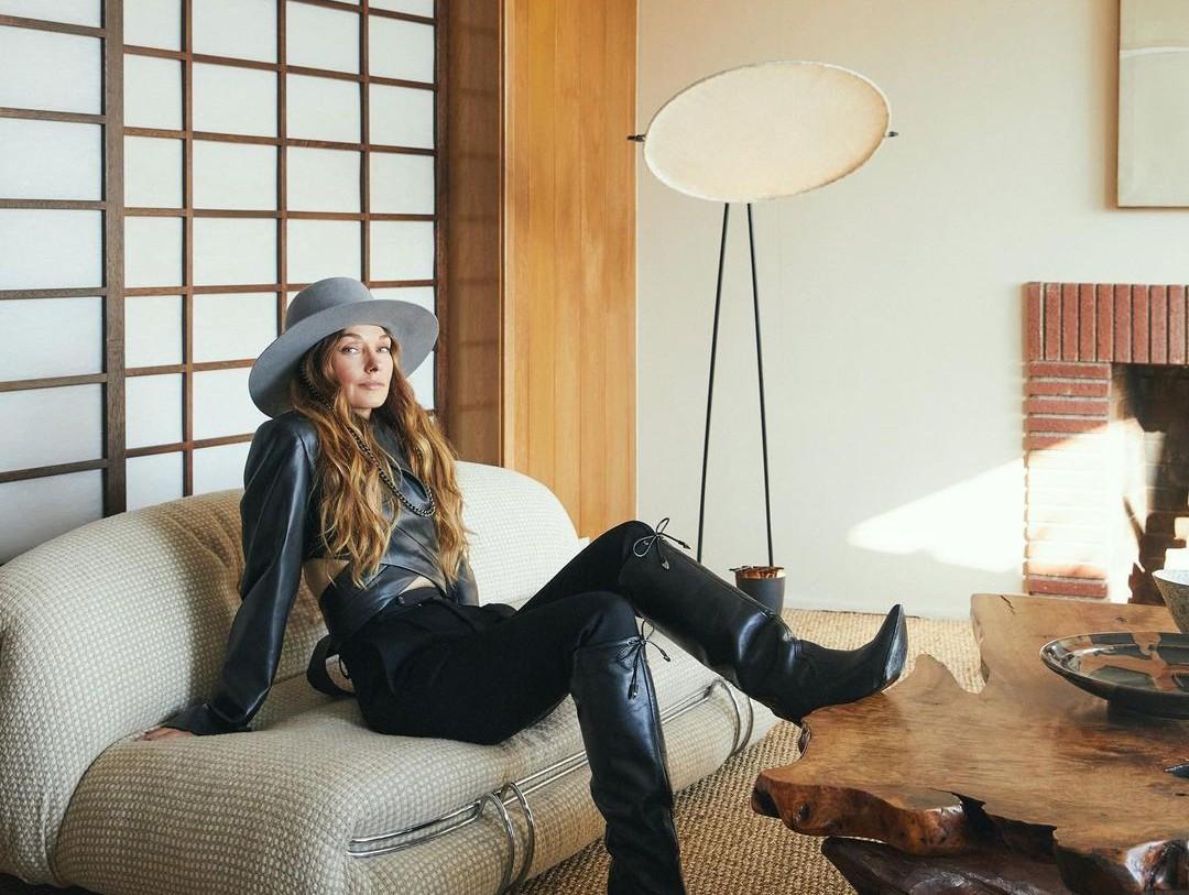 Дизайнер Келли Уэстлер на диване Soriana Sofa, дизайн Афры и Тобиа Скарпа для Cassina, 1970-е гг. | Источник: @kellywearstler