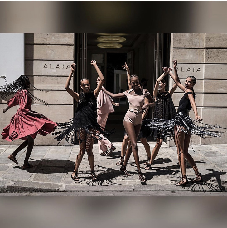 Тина Кунаки и Синди Бруна в нюдовых платьях танцуют в рекламе весенней коллекции 2021 Azzedine Alaia