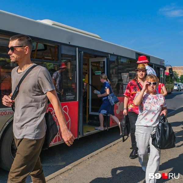 Судя по вышедшим людям, в салоне просторно | Источник: Тимофей Калмаков / 59.RU