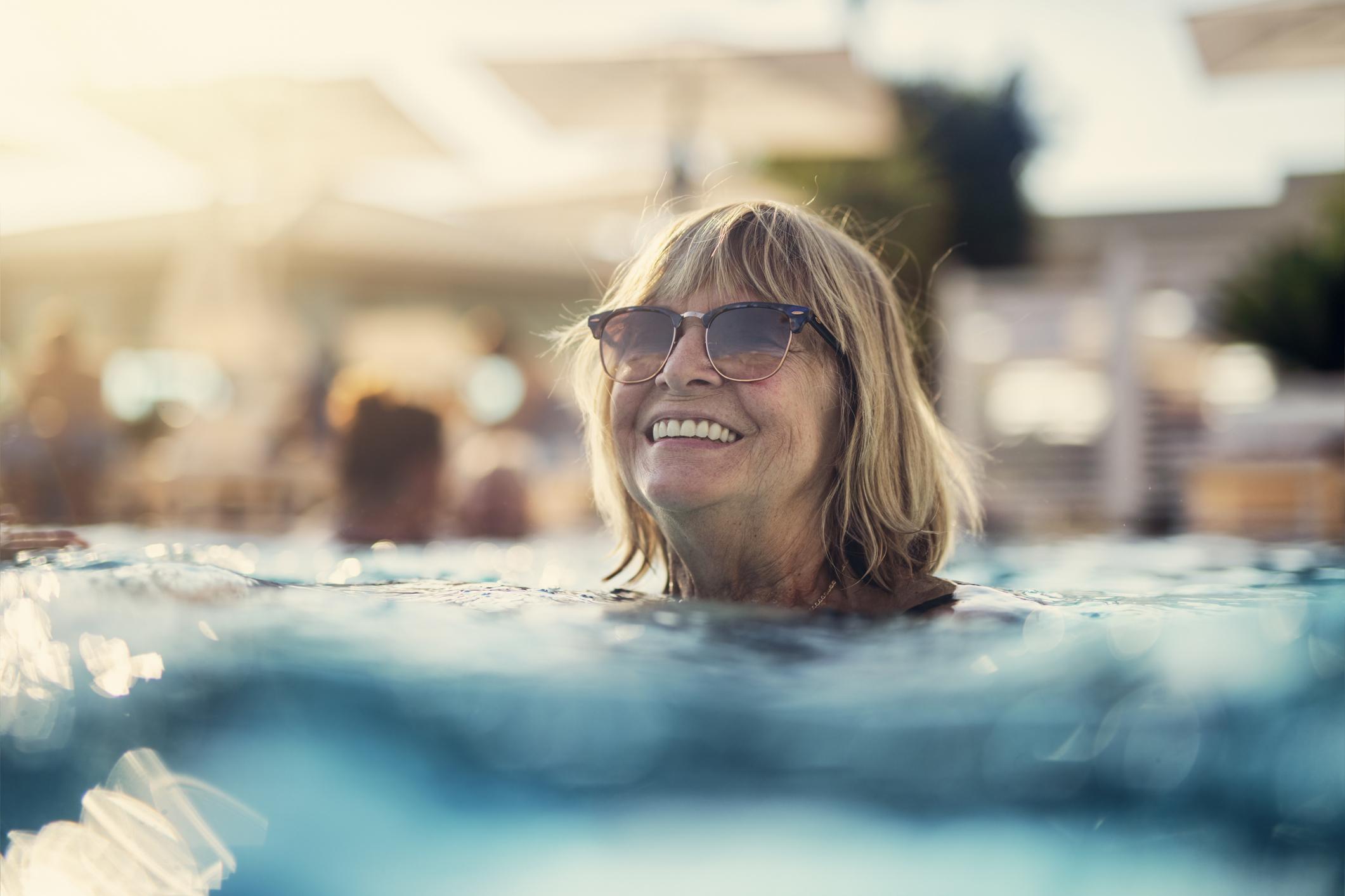 68-летняя женщина похудела на 36 кг и восстановила суставы, делая это упражнение в бассейне