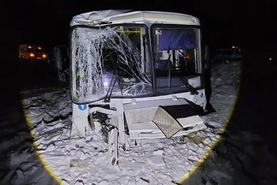 Mazda не уступила дорогу автобусу на омской трассе