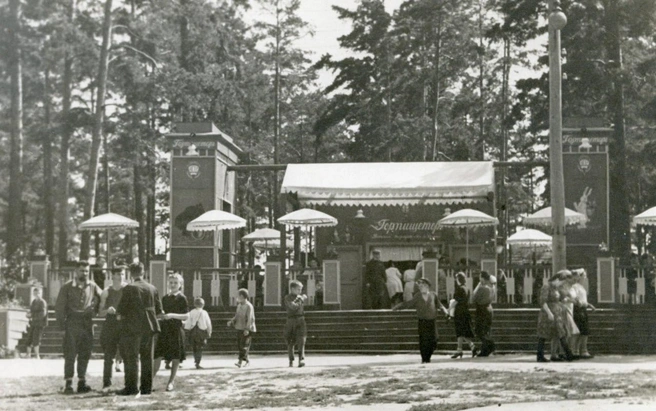 1946 год. Горожане прогуливаются возле павильона Горпищеторга в парке культуры и отдыха | Источник: фонды ОГАЧО