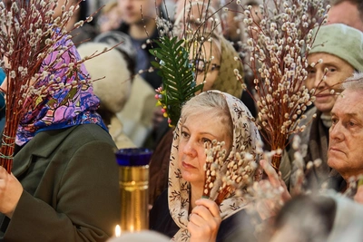 Сотни верующих освятили вербы в новосибирском соборе