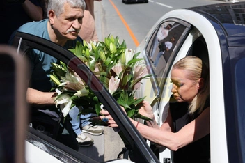 С собой балерина привезла цветы