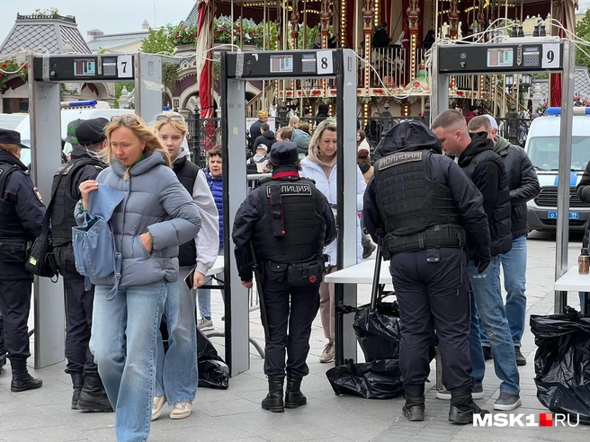 Сотрудники полиции проверяют сумки и следят за безопасностью | Источник: Иван Богданов / MSK1.RU