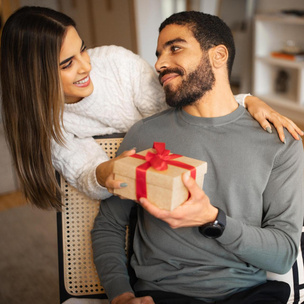 Плохая идея: 5 подарков, которые неприлично дарить мужчине по этикету