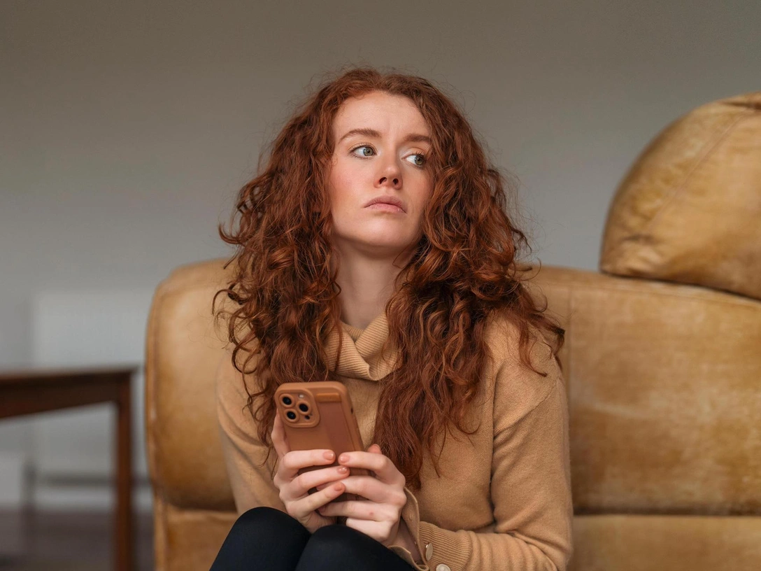 «Все отдыхают лучше меня»: что такое «летнее FOMO» и как перестать бояться пропустить лето | marieclaire.ru