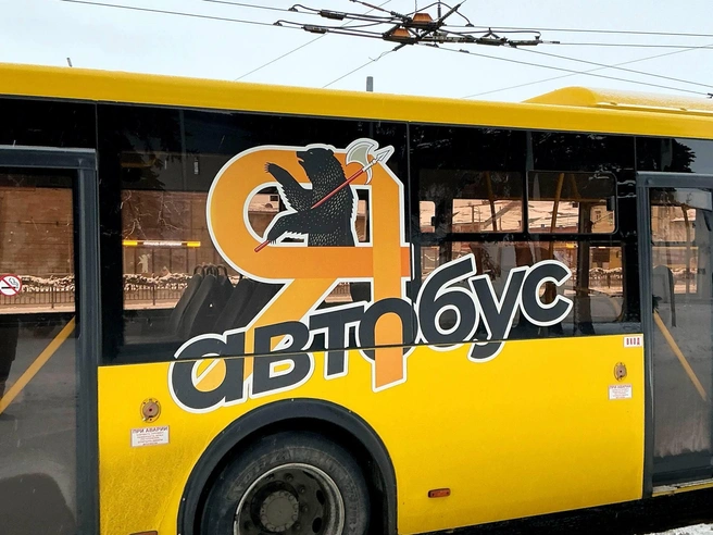 Яркий желтый цвет в городском транспорте вызвал неоднозначную реакцию историка. | Источник: «Архитектурные излишества» / Telegram