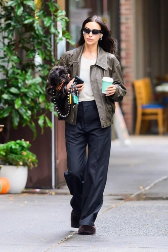 Вам точно нужны эти брюки на осень как у Ирины Шейк | marieclaire.ru