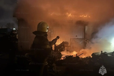 В Екатеринбурге загорелась шиномонтажка перед сезоном