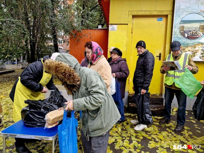 Очередь за бесплатной едой ничем не отличается от других очередей | Источник: Виктория Федорова / 164.RU