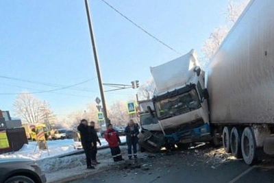 Truck Accident Blocks Kyiv Highway in Leningrad Region