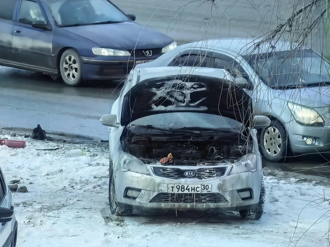 В подкапотном пространстве осталась лежать оранжевая тряпка | Источник: Волгоград Красноармейский / T.me
