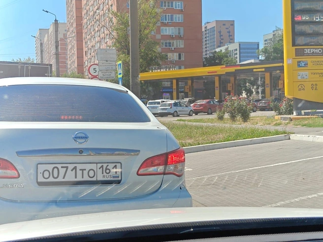 В очередях на АЗС в среднем было не меньше 30–40 автомобилистов | Источник: читатель 161.RU