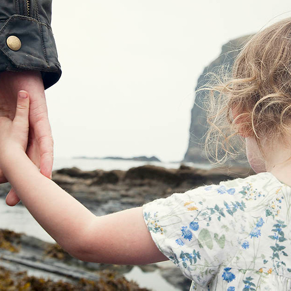Не разговаривай с незнакомцами: 10 правил безопасности на прогулке для вашего ребенка