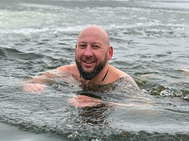Сергей Якшин считает, что его поступок был естественным — нырнуть в ледяную воду, чтобы спасти детей. | Источник: соцсети Сергея Якшина
