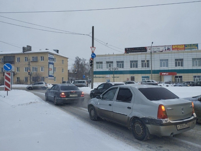 Работу светофора пришлось изменить, чтобы улучшить пропускную способность перекрестка | Источник: Мэр Омска Сергей Шелест / Telegram