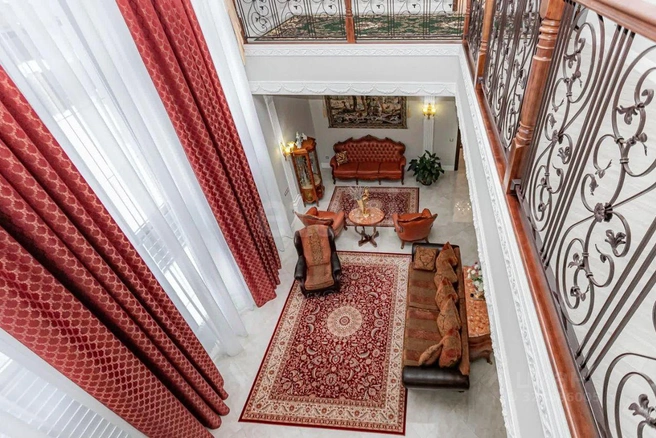 На первом этаже здания расположены холл, кухня-гостиная, санузел, две комнаты и гардеробная | Источник: Агентство недвижимости «Этажи» / N1