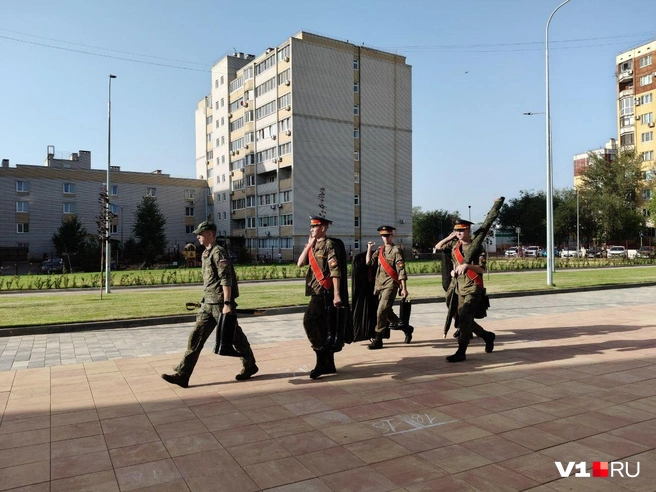 Бойцы пока в повседневной форме — в парадную переоденутся позже | Источник: Мария Умнова / V1.RU