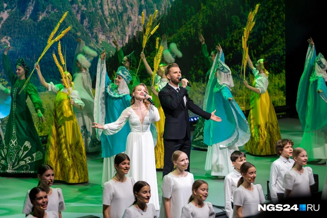 Танцующие девушки, кажется, символизировали времена года | Источник: Мария Ленц / NGS24.RU