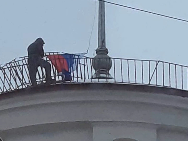 Полиция нашла, кто сорвал флаг на юге Петербурга. Возбуждено уголовное дело | www.fontanka.ru