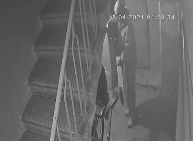 На улице Белякова неизвестный украл из подъезда детский самокат | ya62.ru
