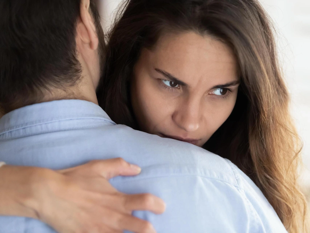 Как ревнует каждый знак Зодиака: одни бьют тарелки, другие закрывают глаза | marieclaire.ru