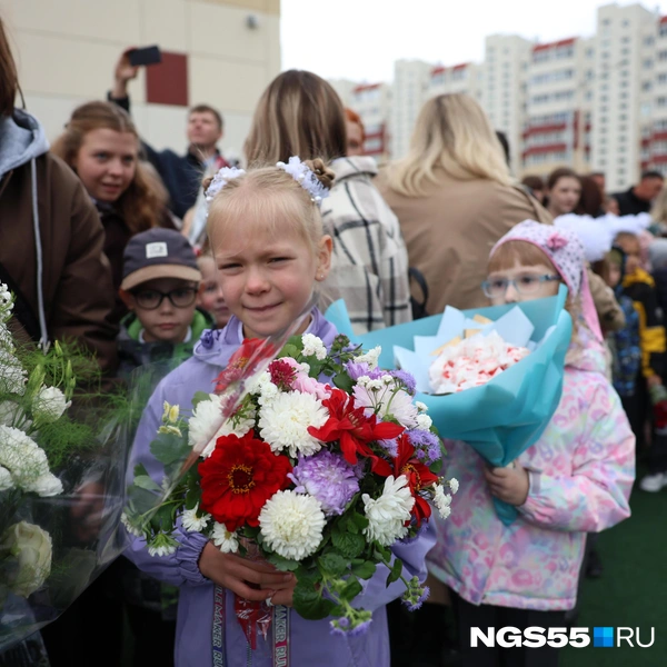 Несем букеты первому классному руководителю | Источник: Евгений Софийчук / NGS55.RU