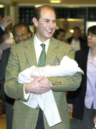 Принц Эдвард с новорожденной дочерью Луизой Маунтбеттен-Виндзор