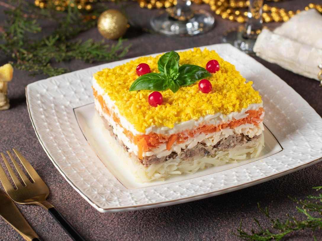 Новогодняя классика: идеальный рецепт салата «Мимоза» от гуру кулинарии | marieclaire.ru