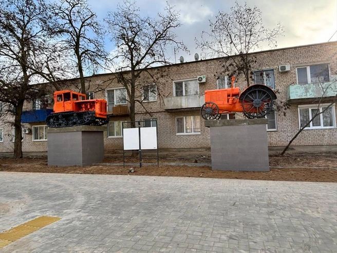 Новый вид отреставрированных тракторов вызвал дискуссии среди горожан. | Источник: Администрация Ленинского района