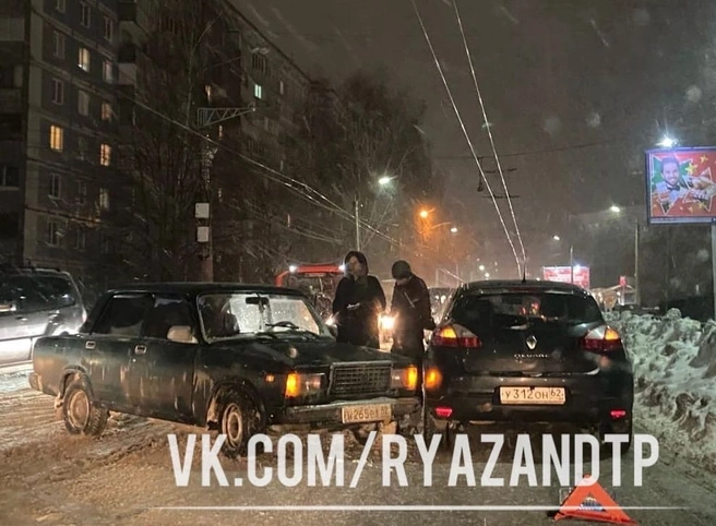 Столкновение «семерки» и Renault вызвало крупную пробку в Канищеве | ya62.ru