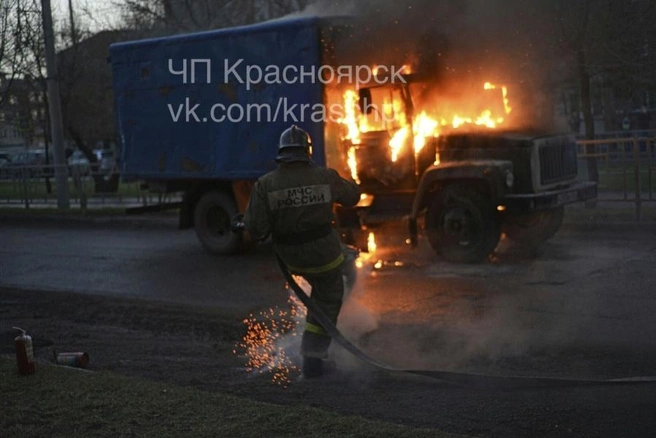 Увидев огонь, водитель успел выскочить из кабины и вызвать пожарных