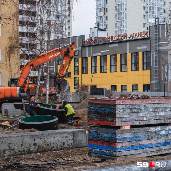 Для новой дороги перенесли подземные коммуникации. После перекладки труб устанавливают новые колодцы  | Источник: Тимофей Калмаков / 59.RU