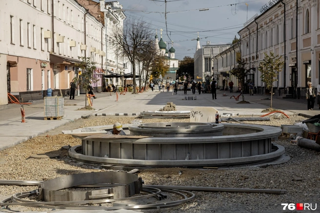 Каркас нового фонтана расположился у перекрестка с Депутатским переулком  | Источник: Александр Куренной / 76.RU