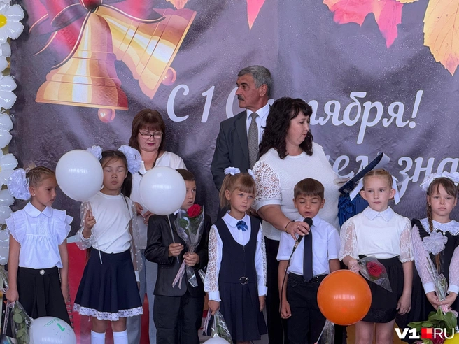 Первоклашек поздравил глава Царевского поселения Андрей Ахметов | Источник: Елена Рублева / V1.RU