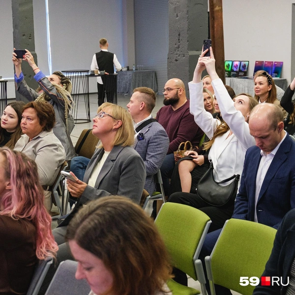 Участники встречи не забывали фиксировать все происходящее | Источник: Тимофей Калмаков / 59.RU