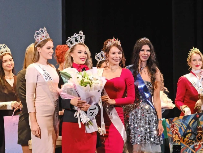 На фотографии Лилия с букетом — это не первая её победа | Источник: «Топ стюардесс»