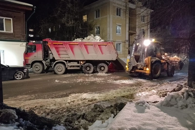 В Костроме убирают снег в местах возможного подтопления