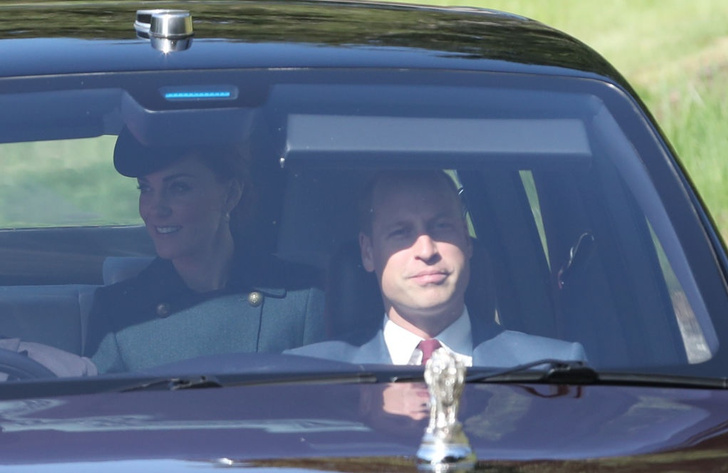 Счастливая Кейт и довольный Уильям прокатились в машине вместе с Елизаветой II