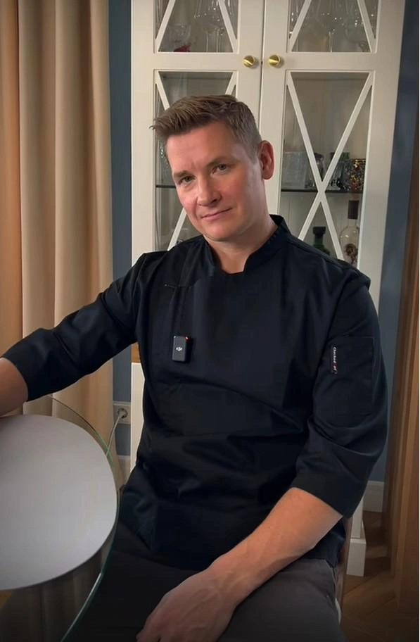 По ТВ Александр излучает энергию простого обаятельного парня, как и в жизни. Однако дела часто требуют серьезности и даже строгости | Источник: Александр Белькович / Vk.com