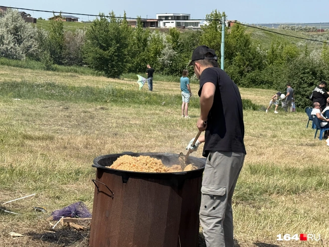 Это как блины на лопате на Масленицу, только плов на лопате — на Сабантуй | Источник: Сергей Петунин / 164.RU