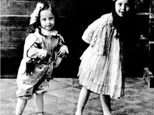 Янина Жеймо выступала на арене вместе с сестрой | Источник: книга «Длинный путь от барабанщицы в цирке до Золушки в кино» (16+), автор Янина Жеймо, «Альпина нон-фикшн», 2020 год