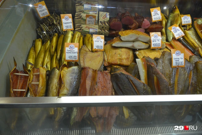 А здесь выбор еще более разнообразный, как и цены. Так, килограмм мойвы обойдется в 590 рублей, а тунец — 1325 рублей | Источник: Иван Митюшёв